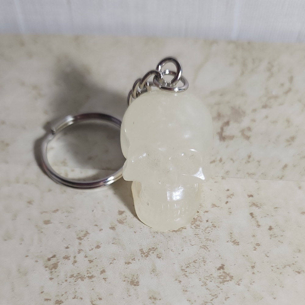 Skull Keychain ( glow in the dark )